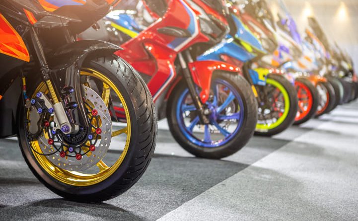 バイクが横一列並んでいる画像